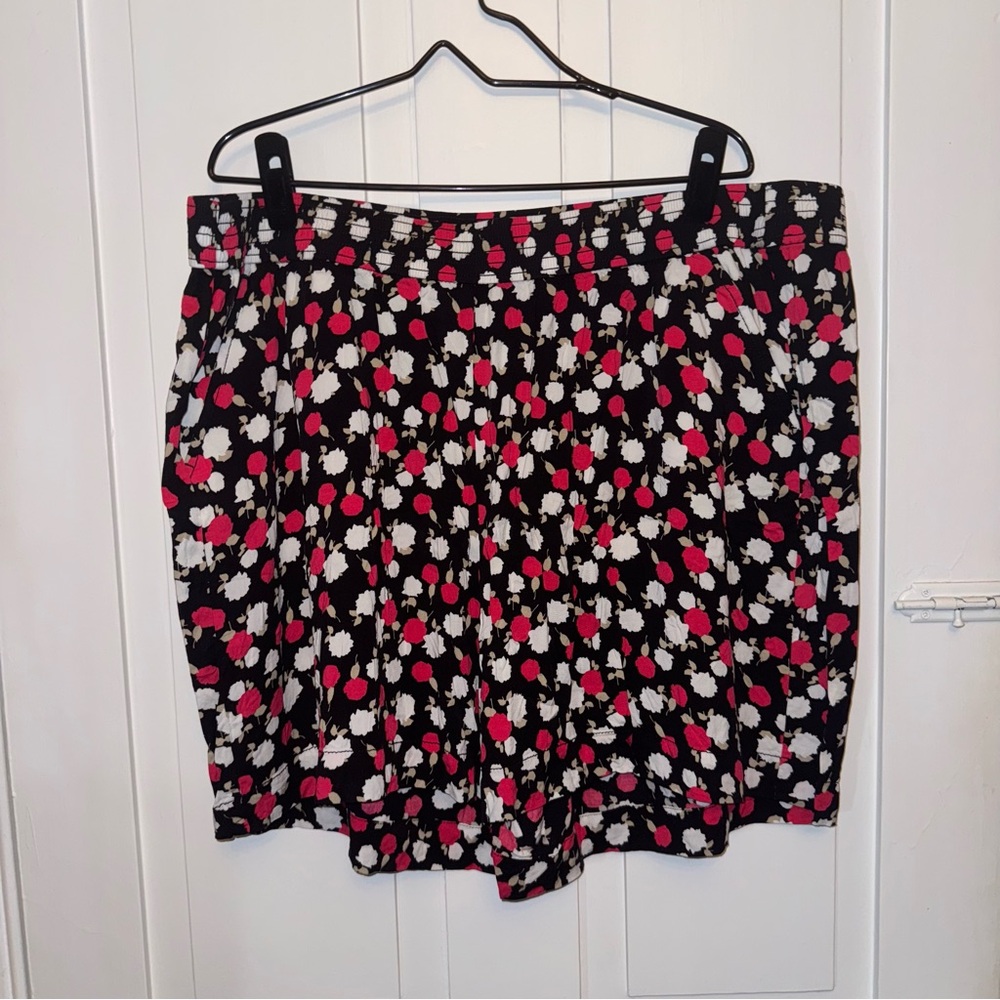 ✨lane bryant black multicolor floral patterned shorts✨